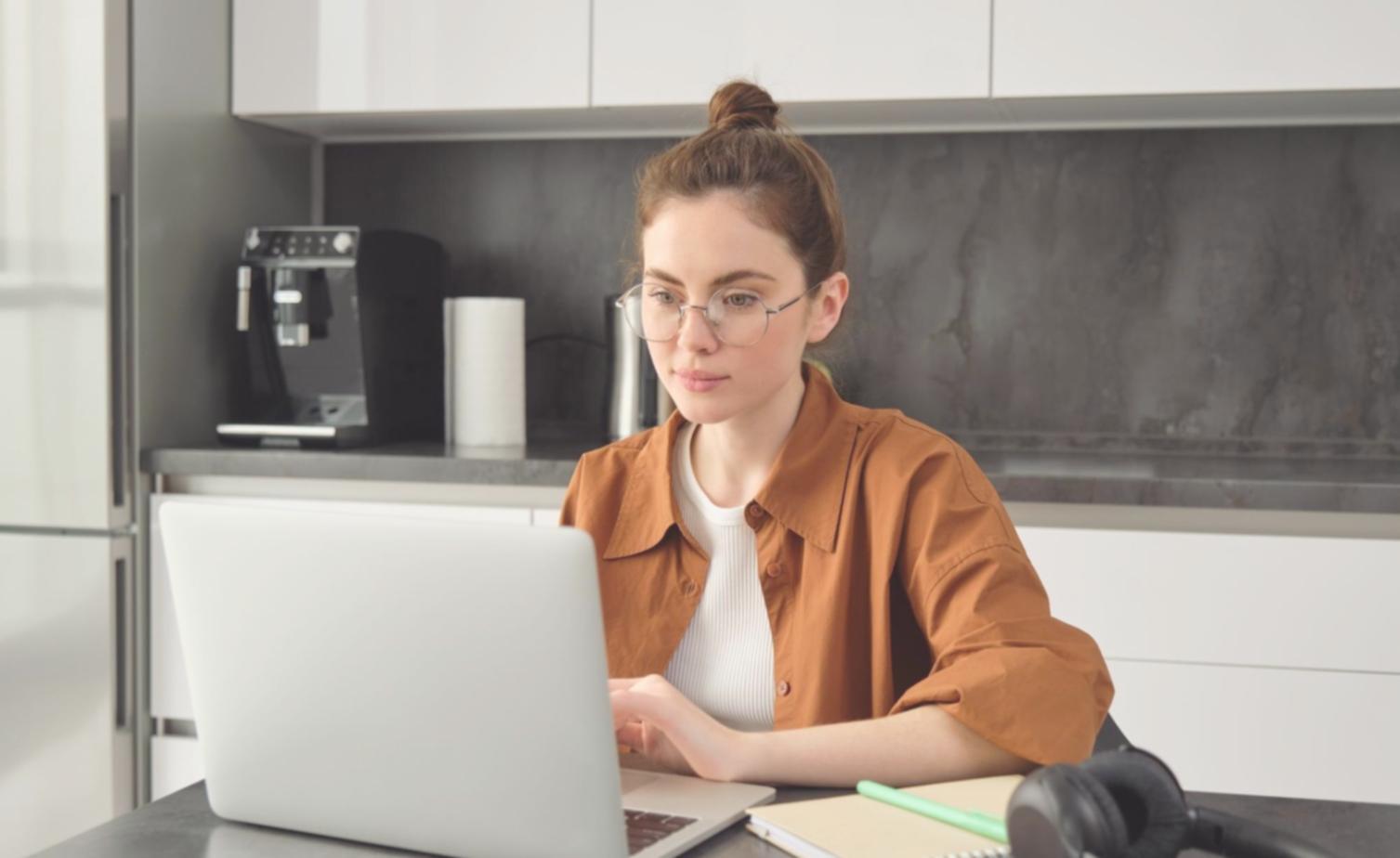 Modernes Büro mit Finanzanalyse-Tools und professioneller Arbeitsumgebung