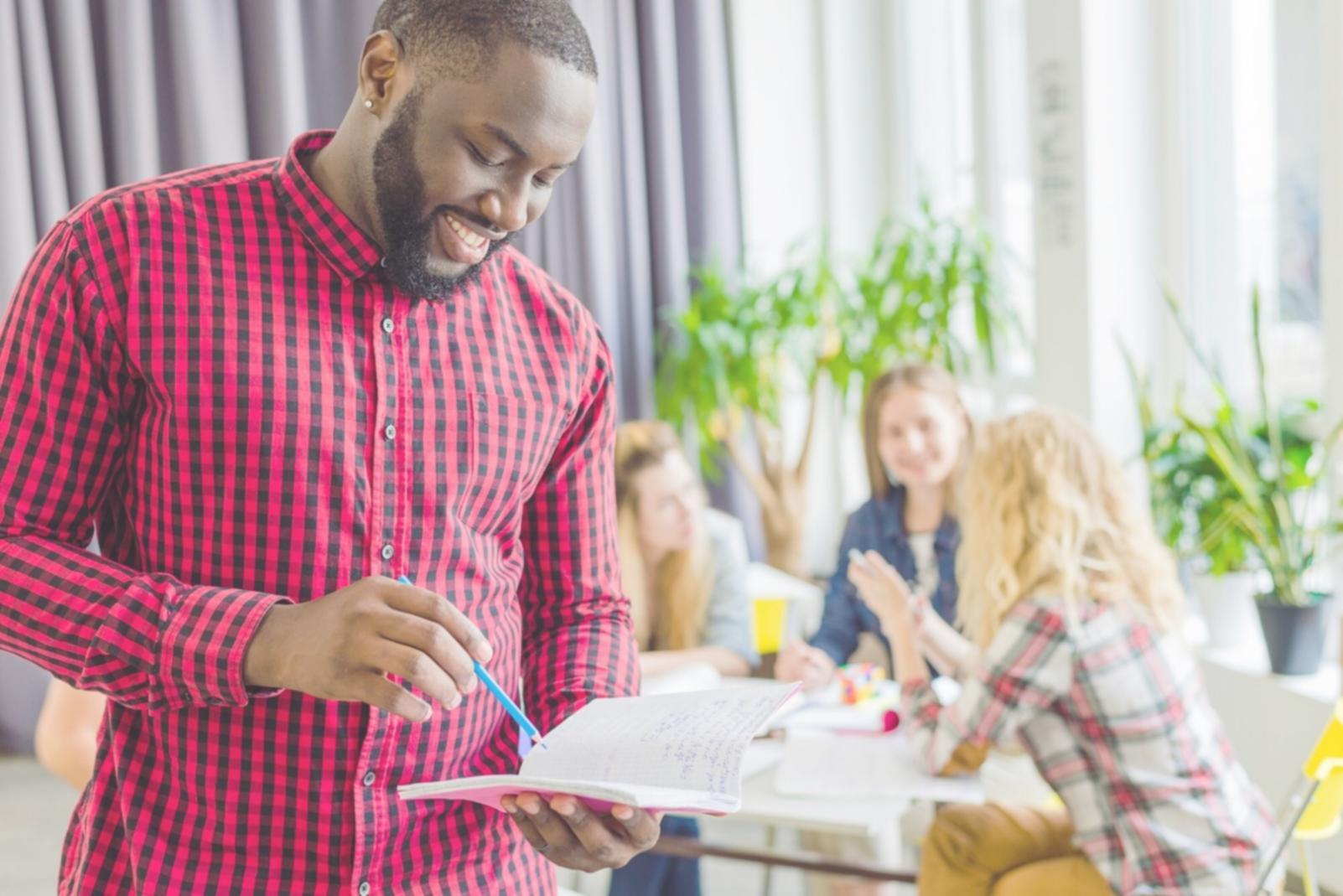 Detaillierte Finanzcharts und Analysewerkzeuge auf Bildschirmen