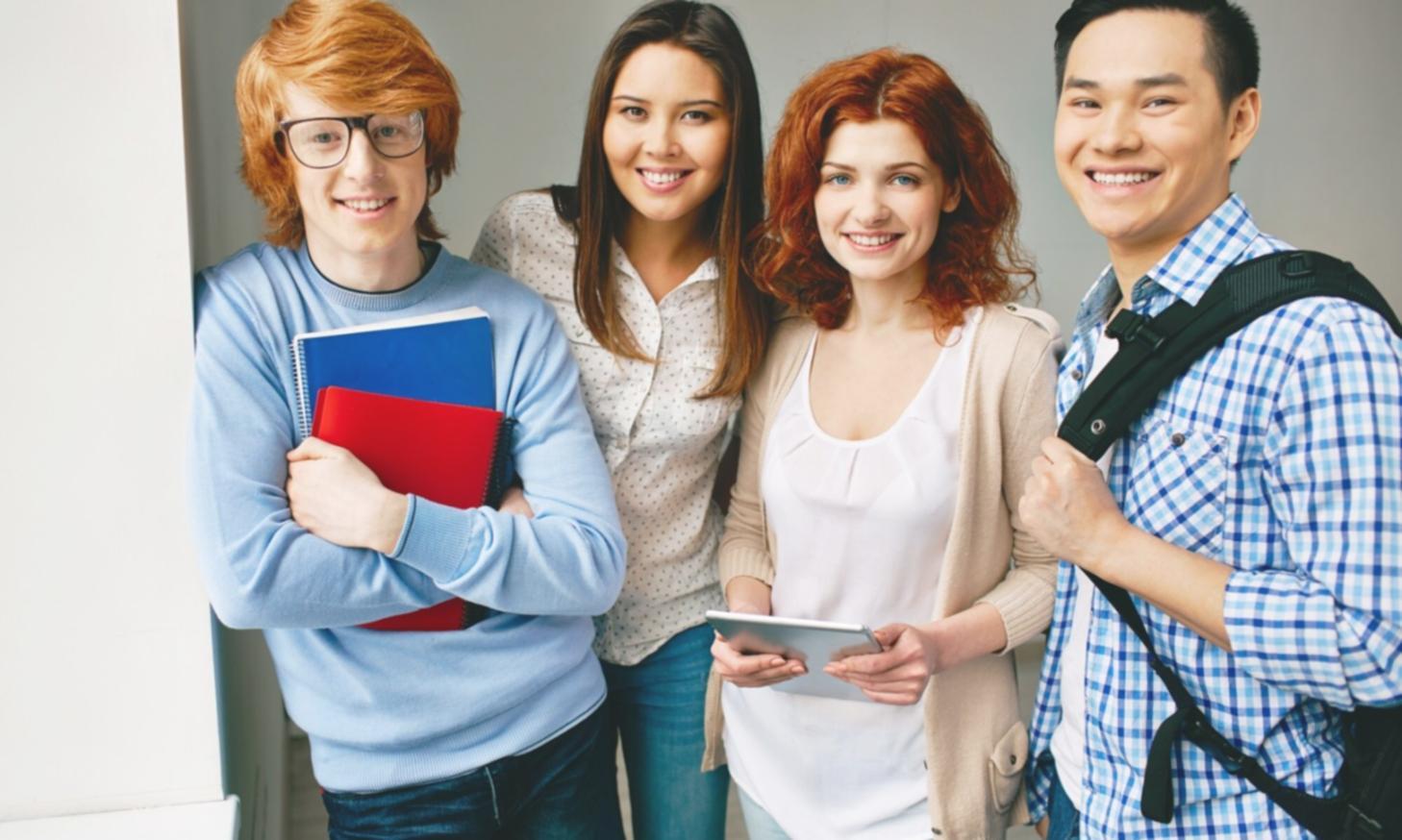 Teamarbeit bei der Analyse von Finanzdaten in modernem Büro